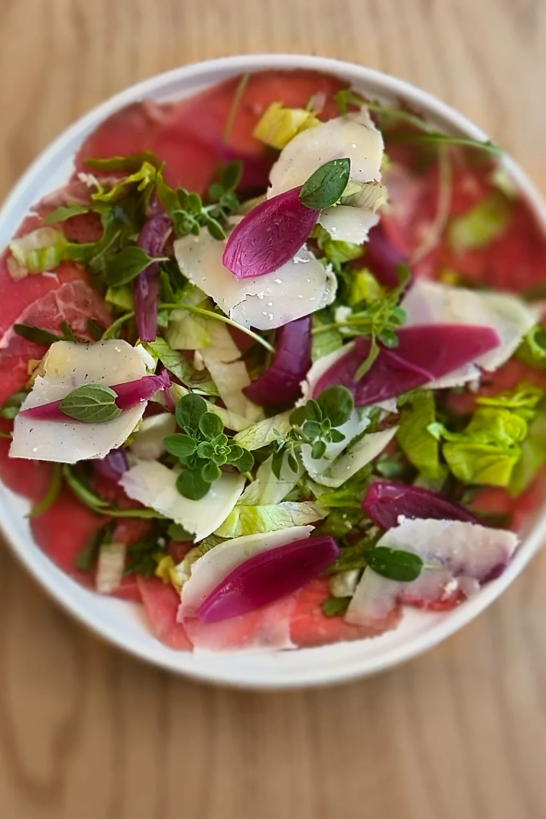 Piatto fresco con verdure e formaggio al Marea