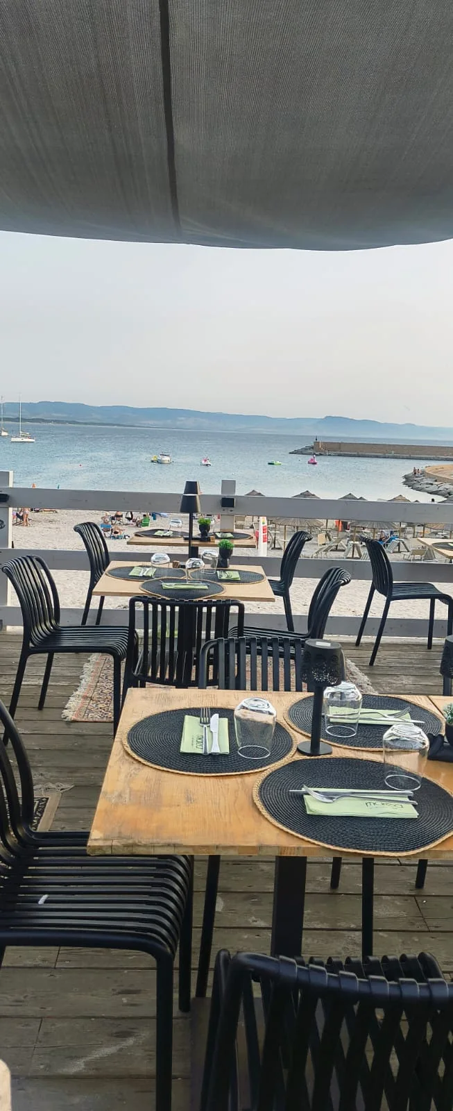 Tavoli del Marea affacciati sul mare di Isola Rossa