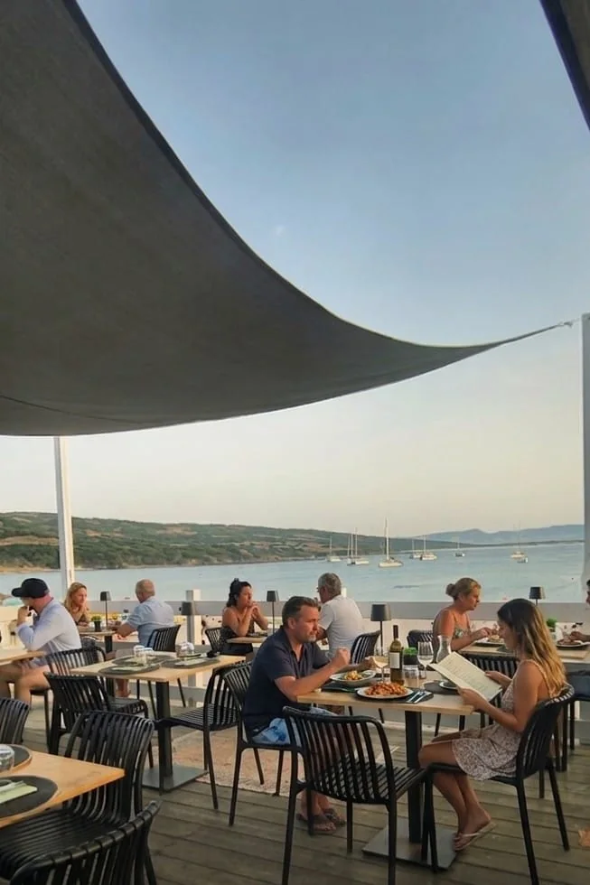 Ospiti sulla terrazza del Marea al tramonto