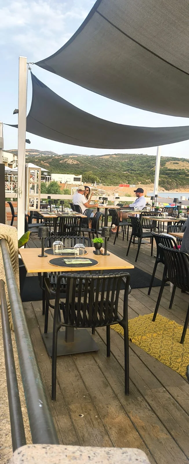 Tavoli apparecchiati sulla terrazza del Marea